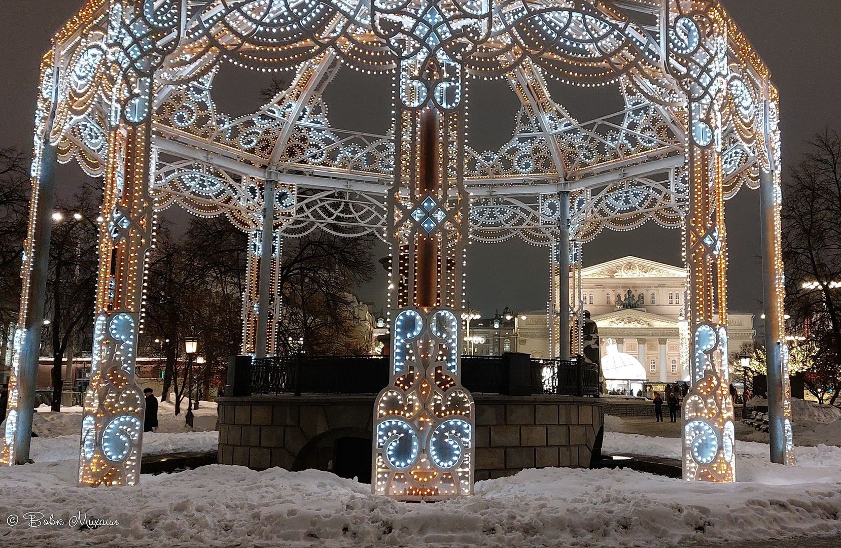 Новогодняя москва. Новогодняя москва. Новый год в москве. Новогоднее украшение торгового центра. Новый год на улице в москве.