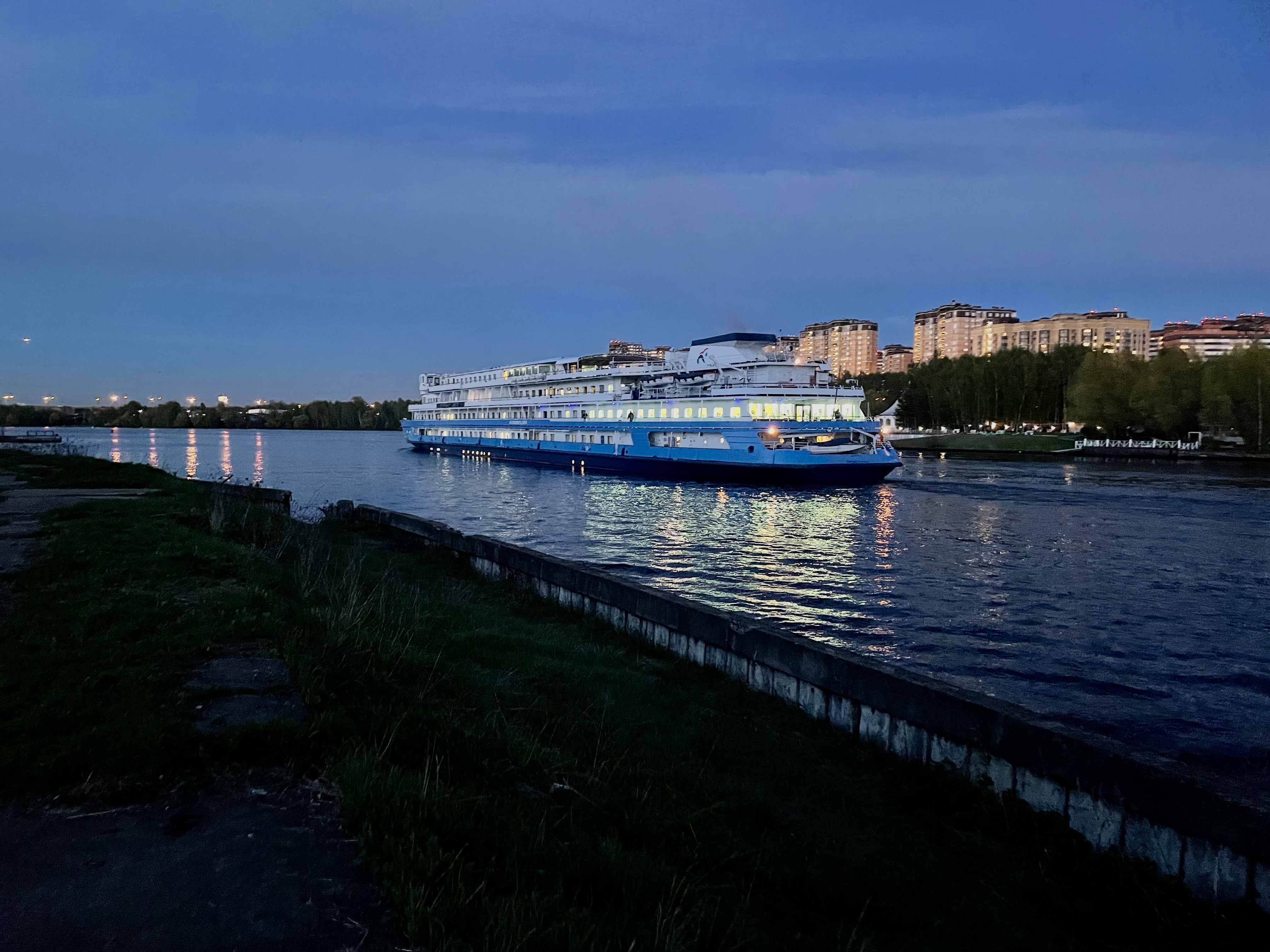 Самара волгоград теплоход 2024. Симфония севера теплоход. Теплоход симфония севера фото.