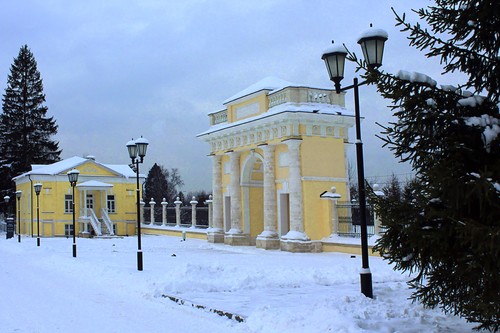 Триумфальная арка и флигель в усадьбе Гребнево
