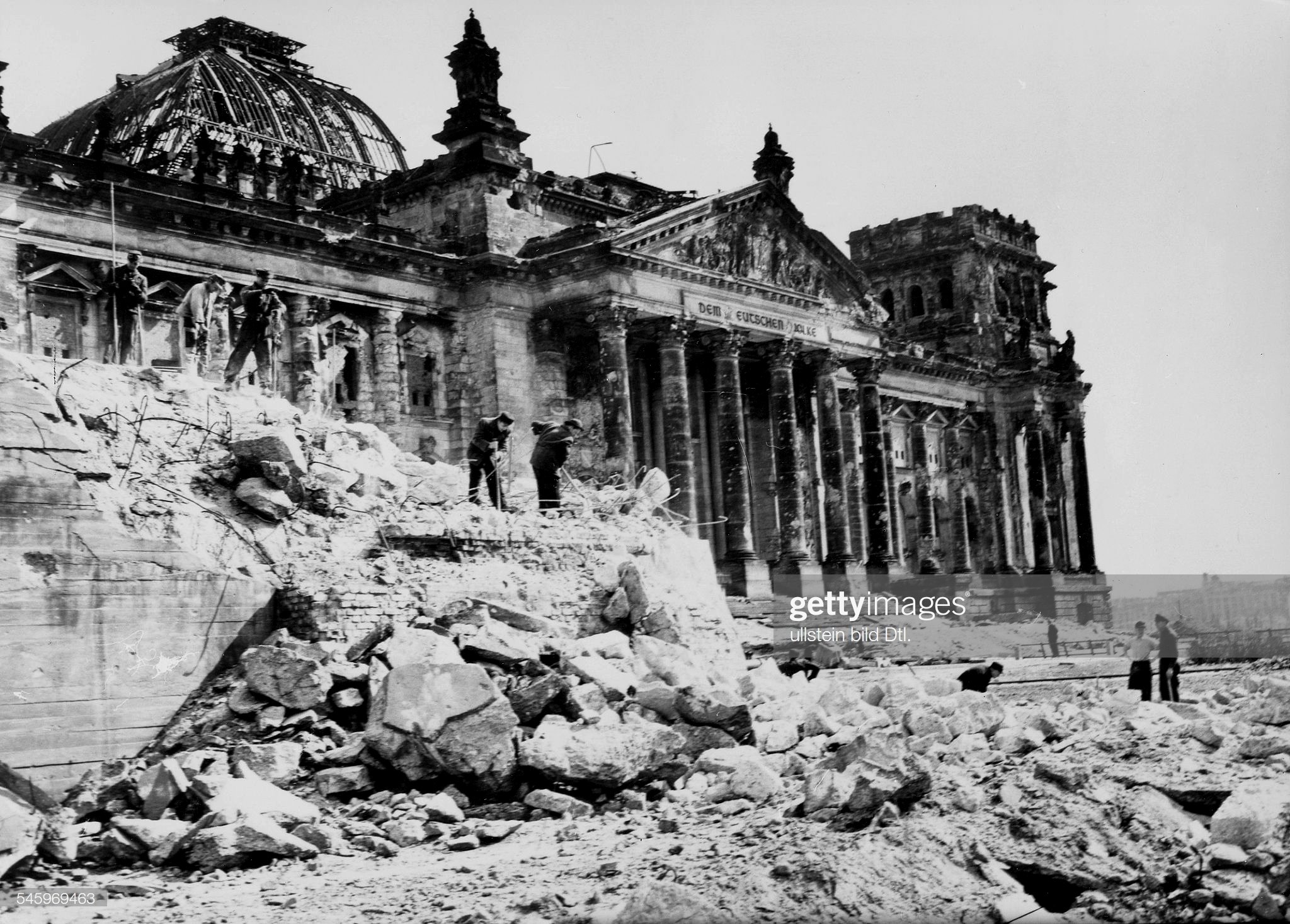 Какого числа взяли рейхстаг. Рейхстаг в берлине 1945. Взятие берлина 1945. Рейхстаг в берлине 1945. Какого числа взяли рейхстаг.