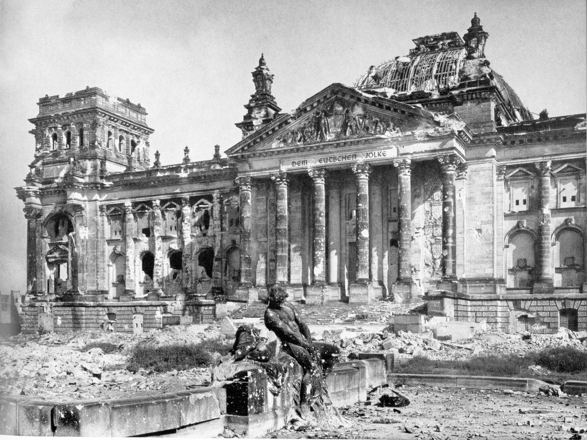 Разрушенный берлин. Здание Рейхстага в Берлине в 1945. Берлин Рейхстаг после войны. Здание Рейхстага после войны. Дрезден Рейхстаг.