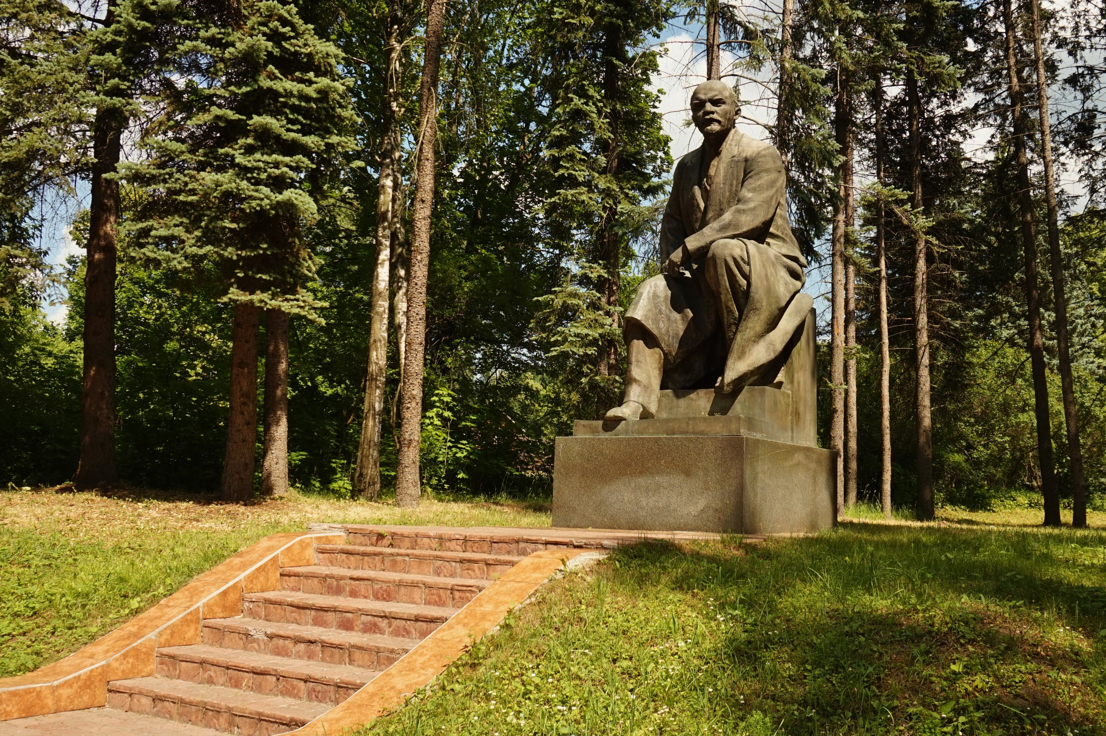 Памятник Ленину в Горках Ленинских
