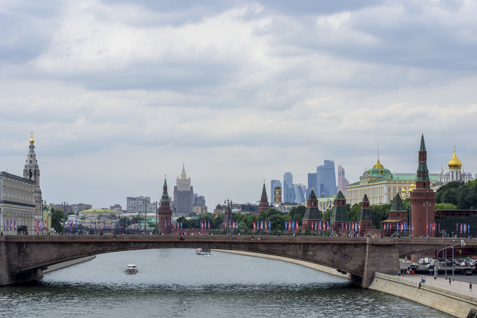 Москворецкая набережная. Москворецкий мост Москва Сити Кремль. Москворецкая набережная Москва. Москворецкая набережная Москва мост. Москворецкий мост Москва Сити Кремль зима.