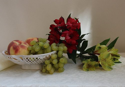 фрукты и альстромерии