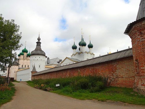 У стен Ростовского кремля