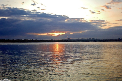 Солнце заходит на отдых, а Волга степенна и широка!