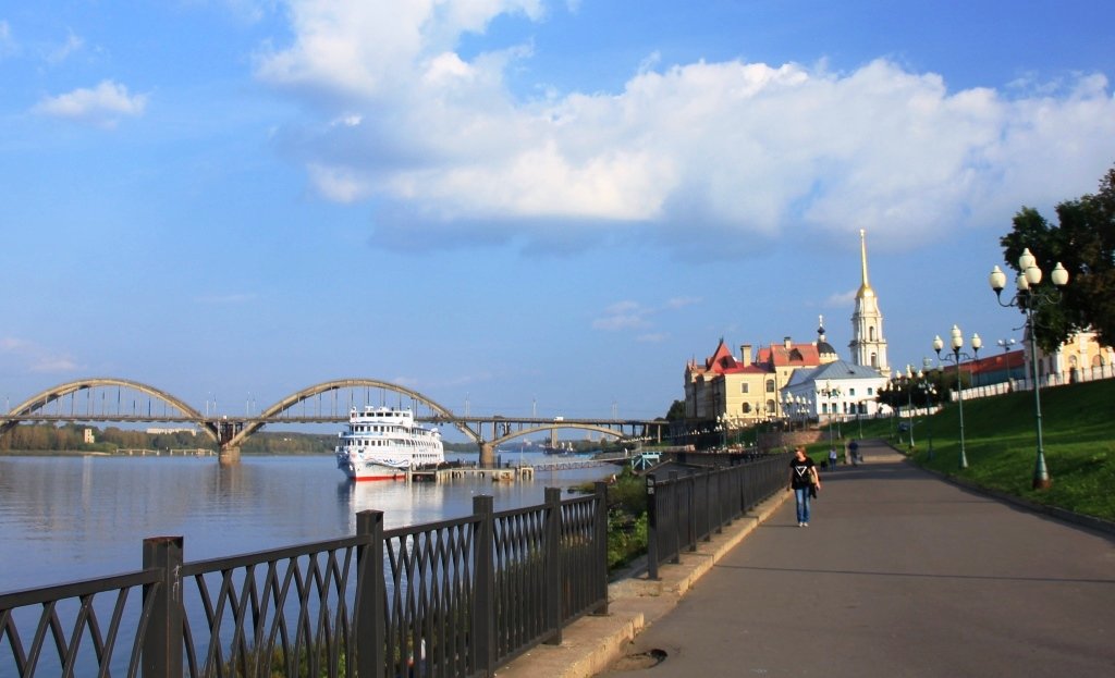 Рыбинск набережная. Волжская набережная Рыбинск. Набережная города Рыбинска. Волжская набережная летом Рыбинск.