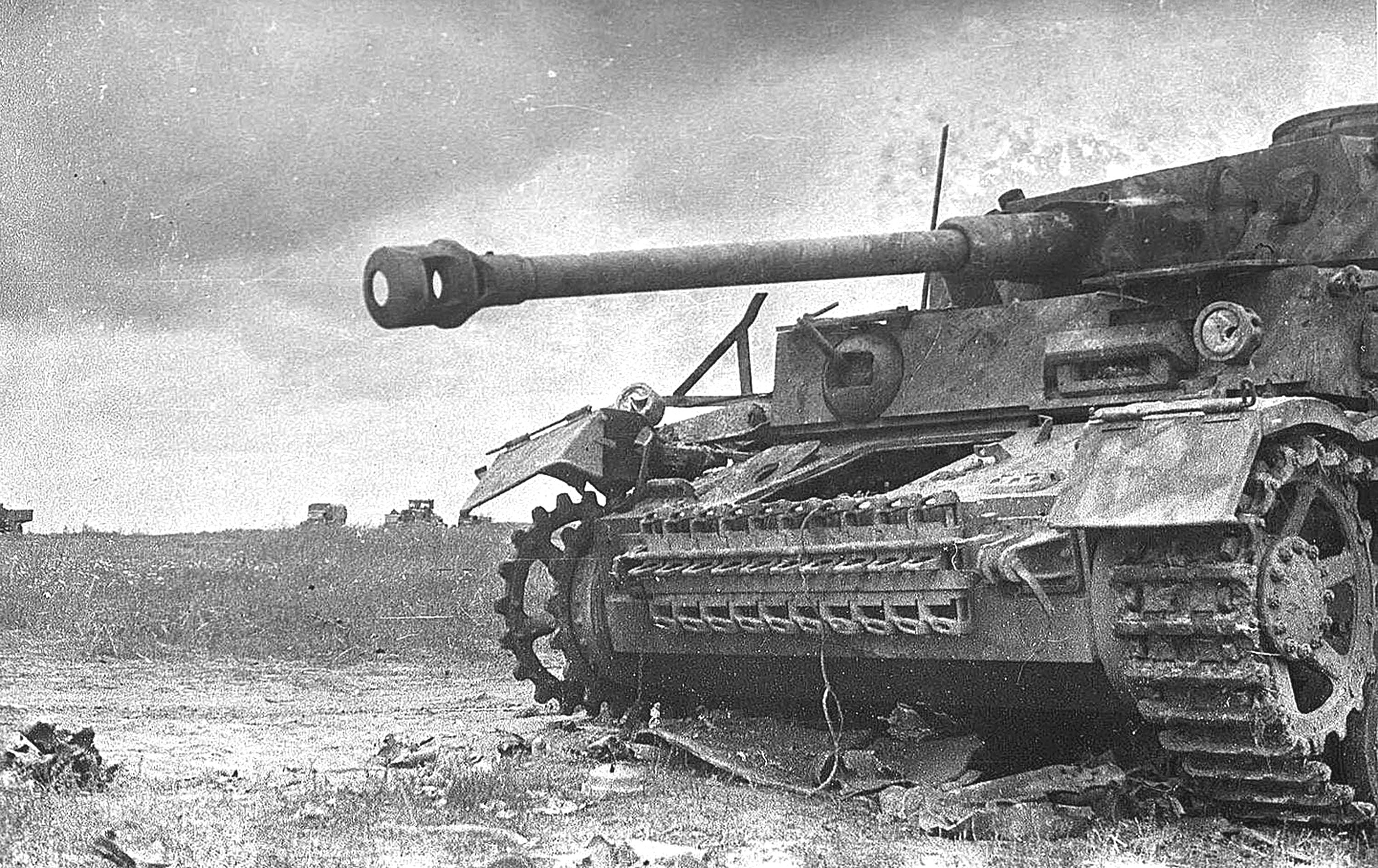 Немецкие танки времен великой отечественной. Танк тигр 1943 Курская дуга. Немецкий танк тигр Курская битва. Курская битва подбитые танки. Курская дуга подбитые немецкие танки.