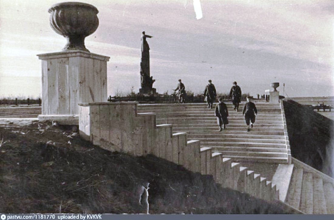 Свирские берега. Парк Свирской Победы в Лодейном поле. Парк Свирская победа памятник Сталину. Лодейное поле парк Свирской Победы памятник Сталину. Музей Свирская победа Лодейное поле.