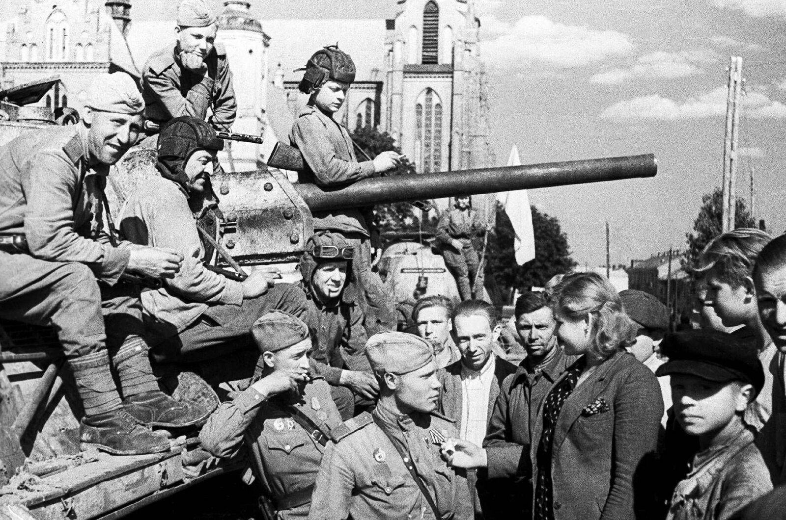 1944 г состоялся парад побежденных. Жители города Белосток встречают с цветами 1944. Парад побеждённых марш пленных немцев в Москве 17 июля 1944 года. Кто был в Белостоке в ов. Фотографии как приветствует советскую власть в 40 году в Латвии.