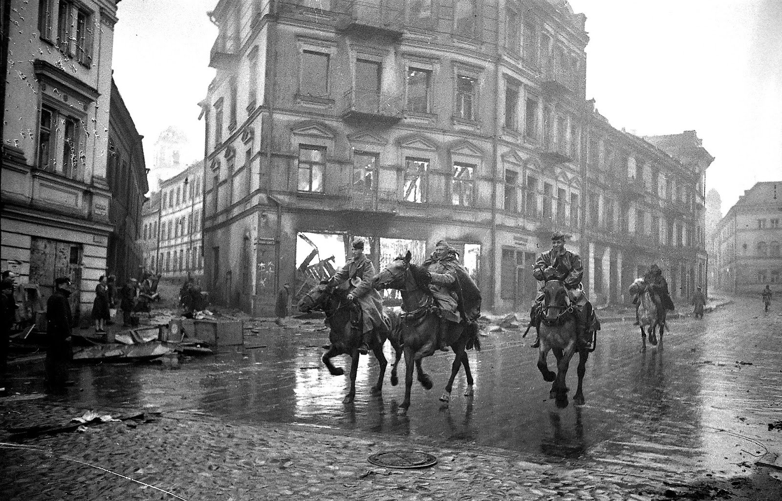 B историческое. Самарий Гурарий. Вильнюс 1944. Советские войска освободили Вильнюс. Самарий Гурарий фотографии.