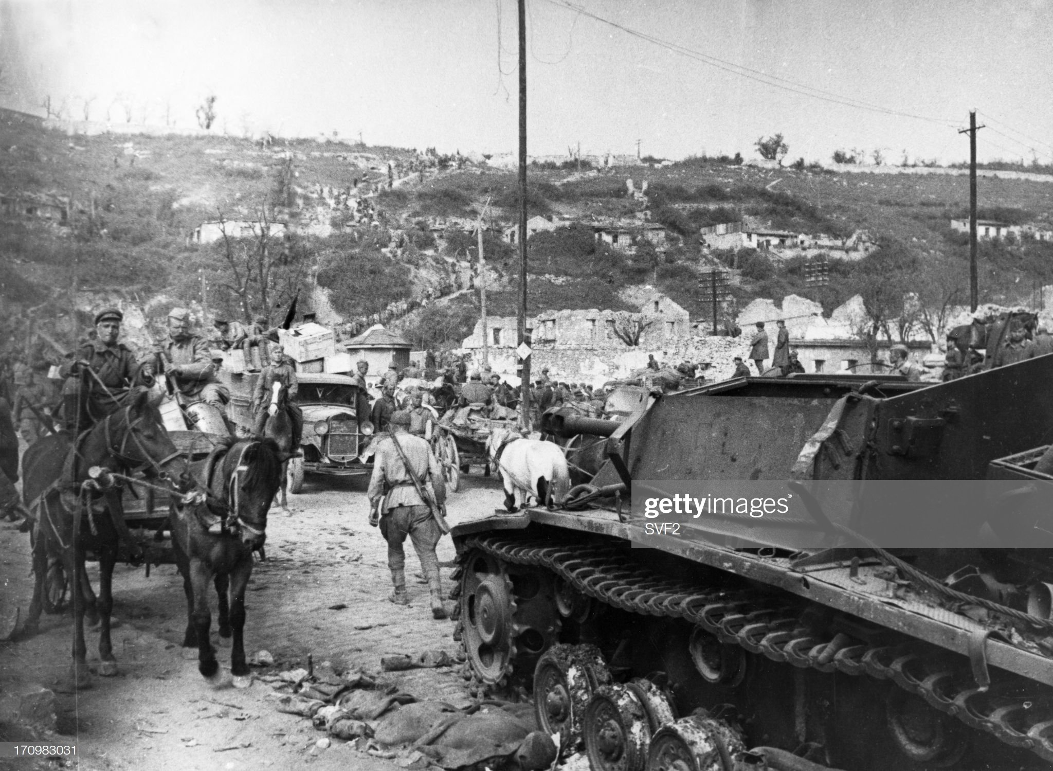 Танки су севастополь. Освобождение Севастополя 1944. Освобожденный Севастополь 1944. Освобожденный Севастополь май 1944. Танки Севастополь 1942.