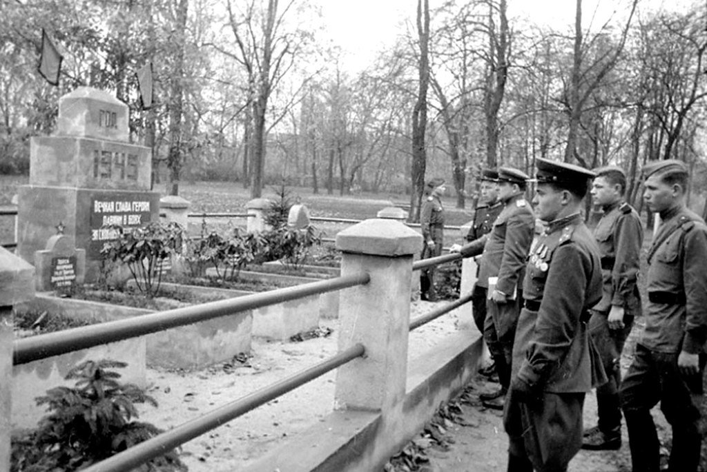 Осень 1945 года. Советские офицеры в Берлине 1945. Берлин Тиргартен 1945. Кладбище советских солдат в Берлине ВОВ. Советские воины Похороненные в Берлине 1945.