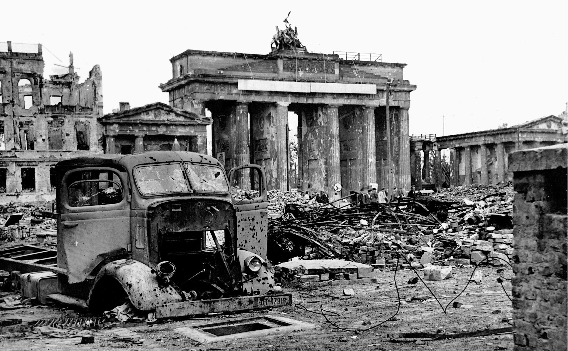Разрушенный берлин. Бранденбургские ворота 1945. Берлин 1944. Битва за Берлин 1945. Битва за Берлин (Берлинская операция).