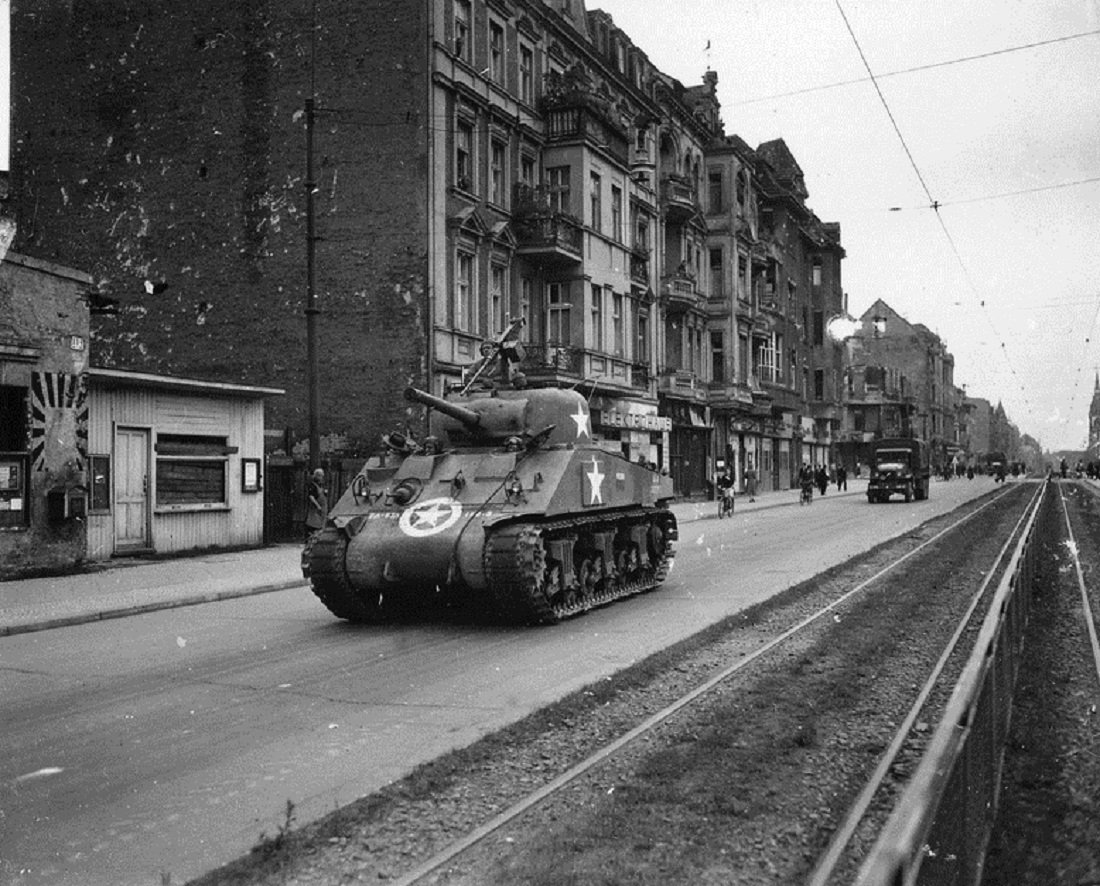 Союзники в берлине. Шерман в Берлине 1945. Шерман на улице Берлина 1945. Советский Шерман Берлин. М24 «Чаффи» 1945 Берлин.