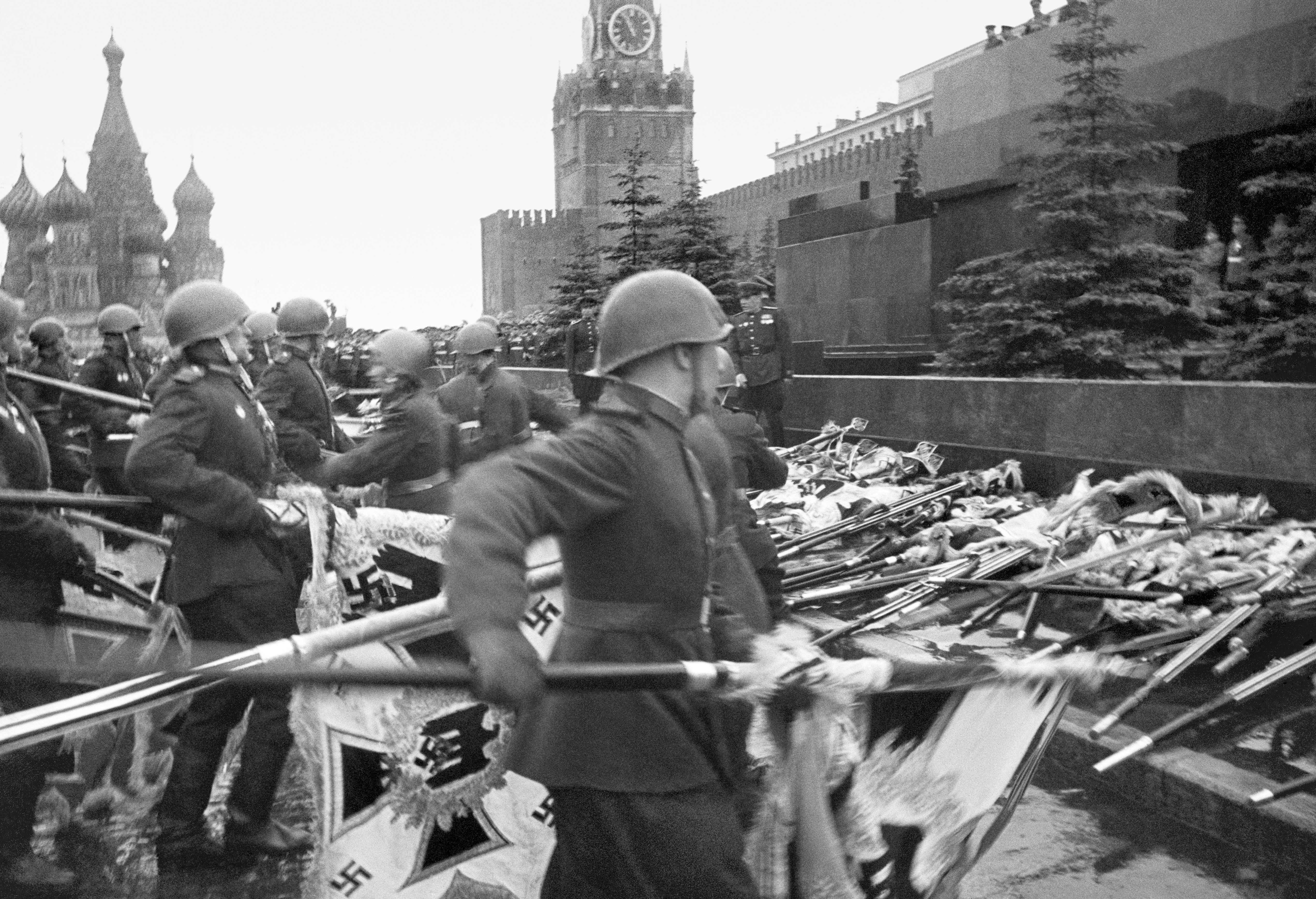 Победа над вермахтом. Парад Победы 1945 мавзолей. ВОВ парад Победы 1945. Парад 24 июня 1945 года в Москве на красной площади. Мавзолей Ленина парад Победы 1945.