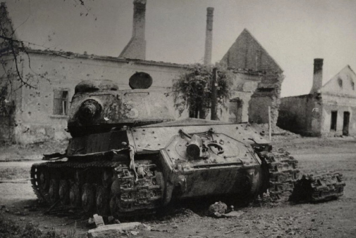 Ис 1945. Подбитый ИС 2. ИС 2 1945. Подбитые танки ИС 2. Танк ИС 2 В Берлине.