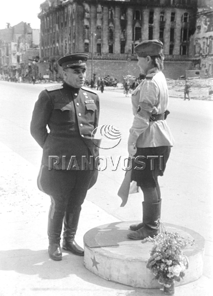 Фронтовая регулировщица рядом с каким городом. Генерал Берзарин комендант Берлина. Комендант Берлина в 1945.