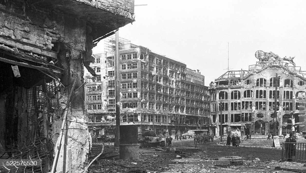 Разрушенный берлин. Руины Берлина 1945. Берлин Александерплац 1945. Разрушенный Берлин 1945. Берлин в руинах 1945.