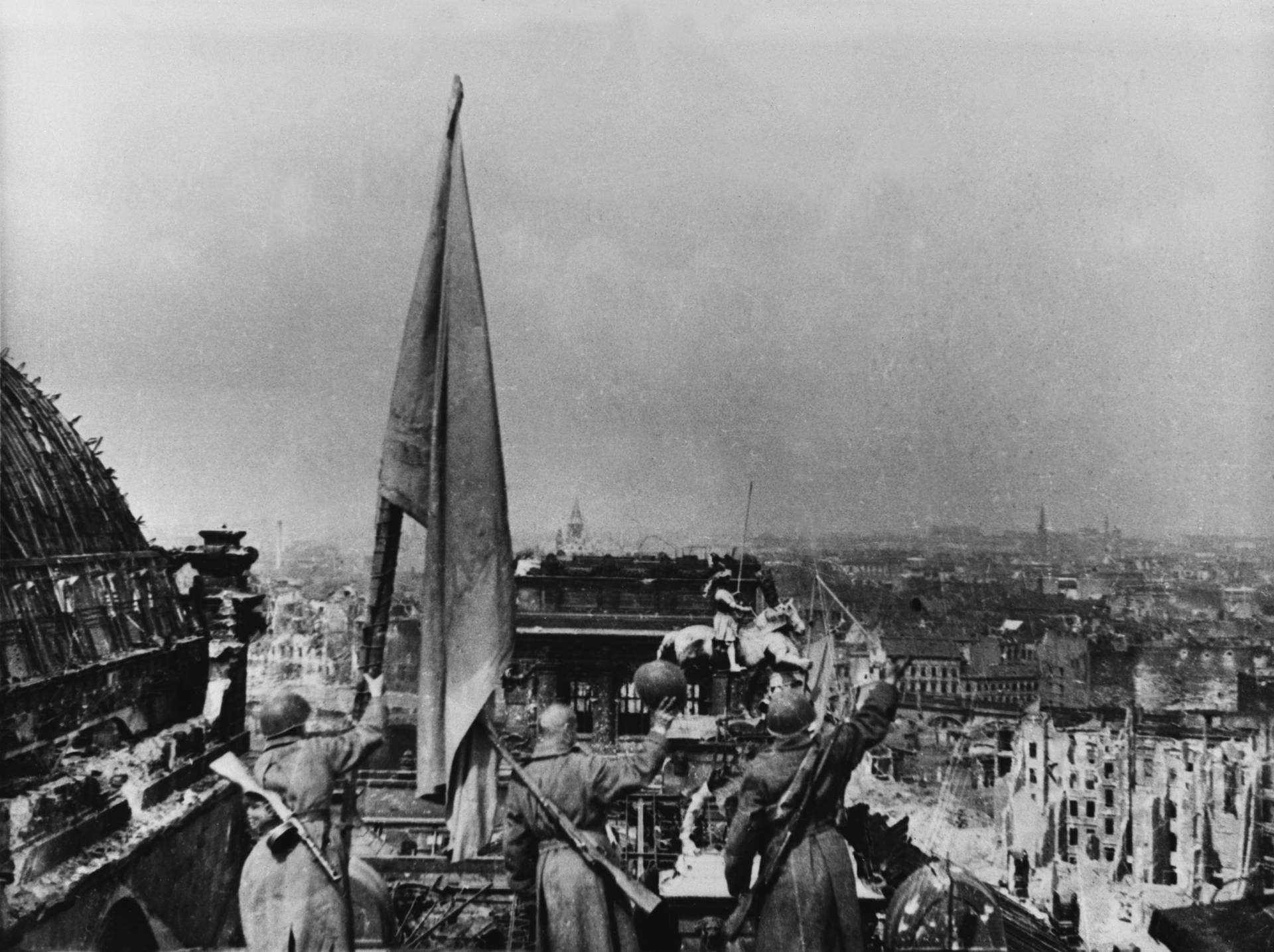 Знамя Победы 1945 крыша Рейхстага