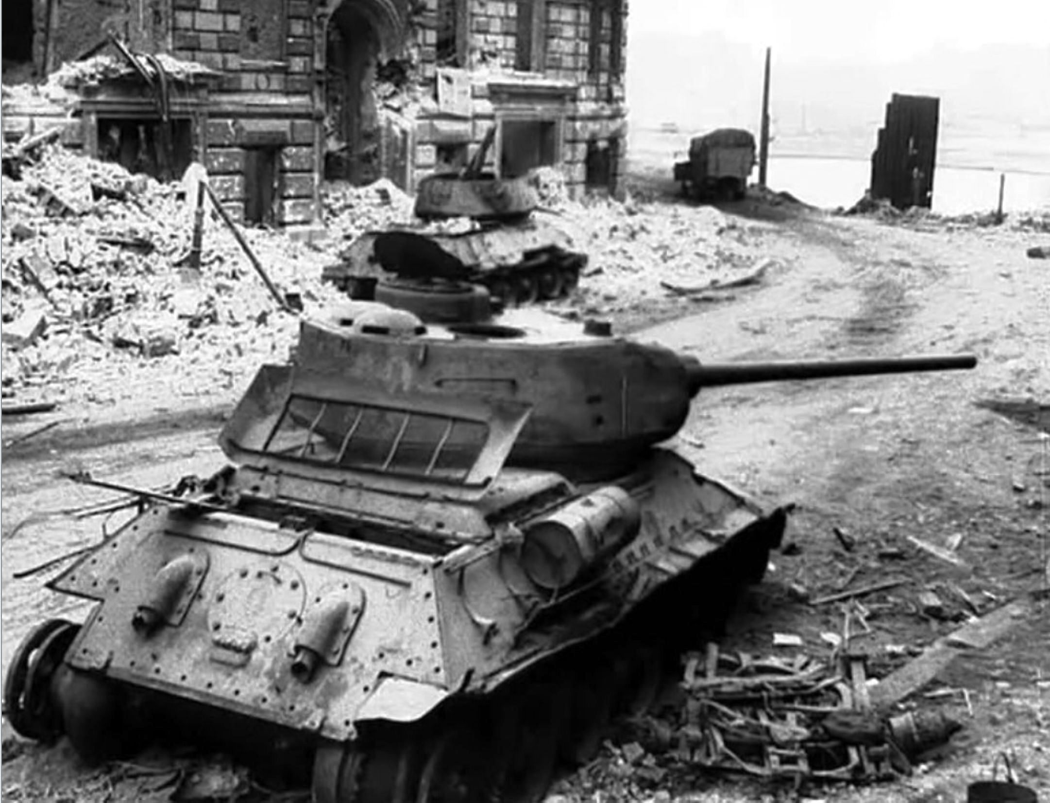 Подбитые танки т 34 на улицах Берлина