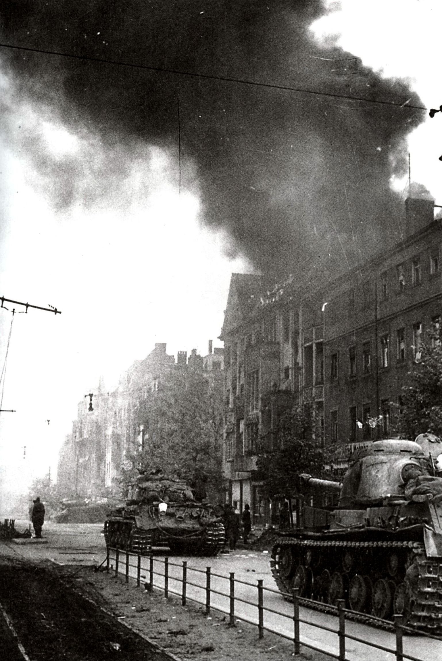 Бой под берлином. ИС-2 В Берлине. Танк ис2 Берлин 1945.