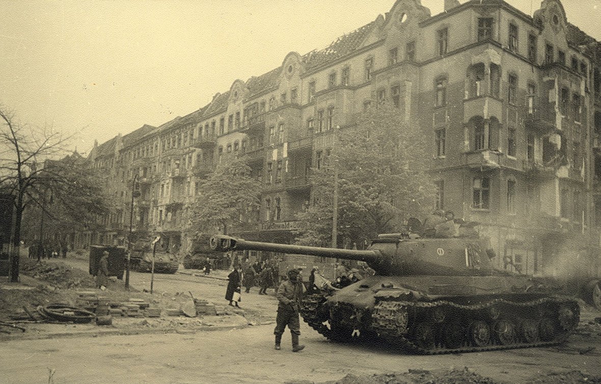 ИС-2 В Берлине. ИС-2 В Берлине 1945. Танк ИС 2 В Берлине. Танк ис2 Берлин 1945.