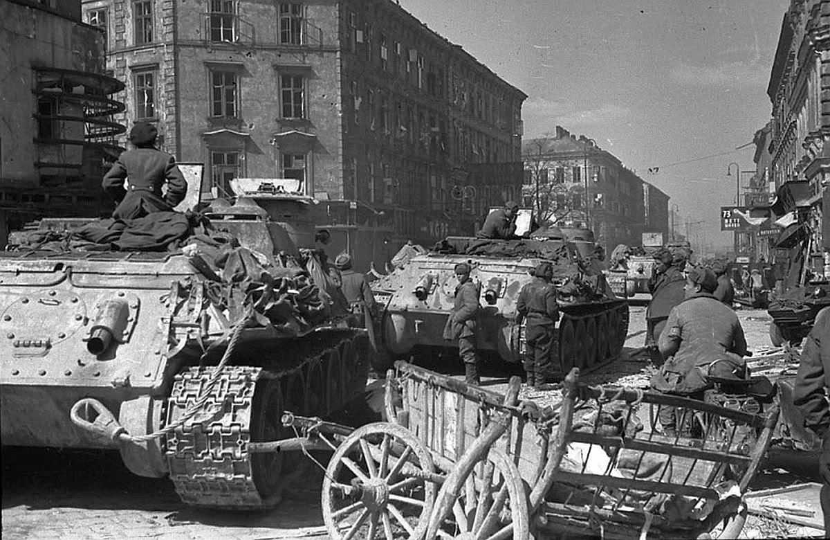 100 берлин. Су-100 в Берлине. Су-100 Берлин 1945. Берлин 1944. Су-85м в Берлине.