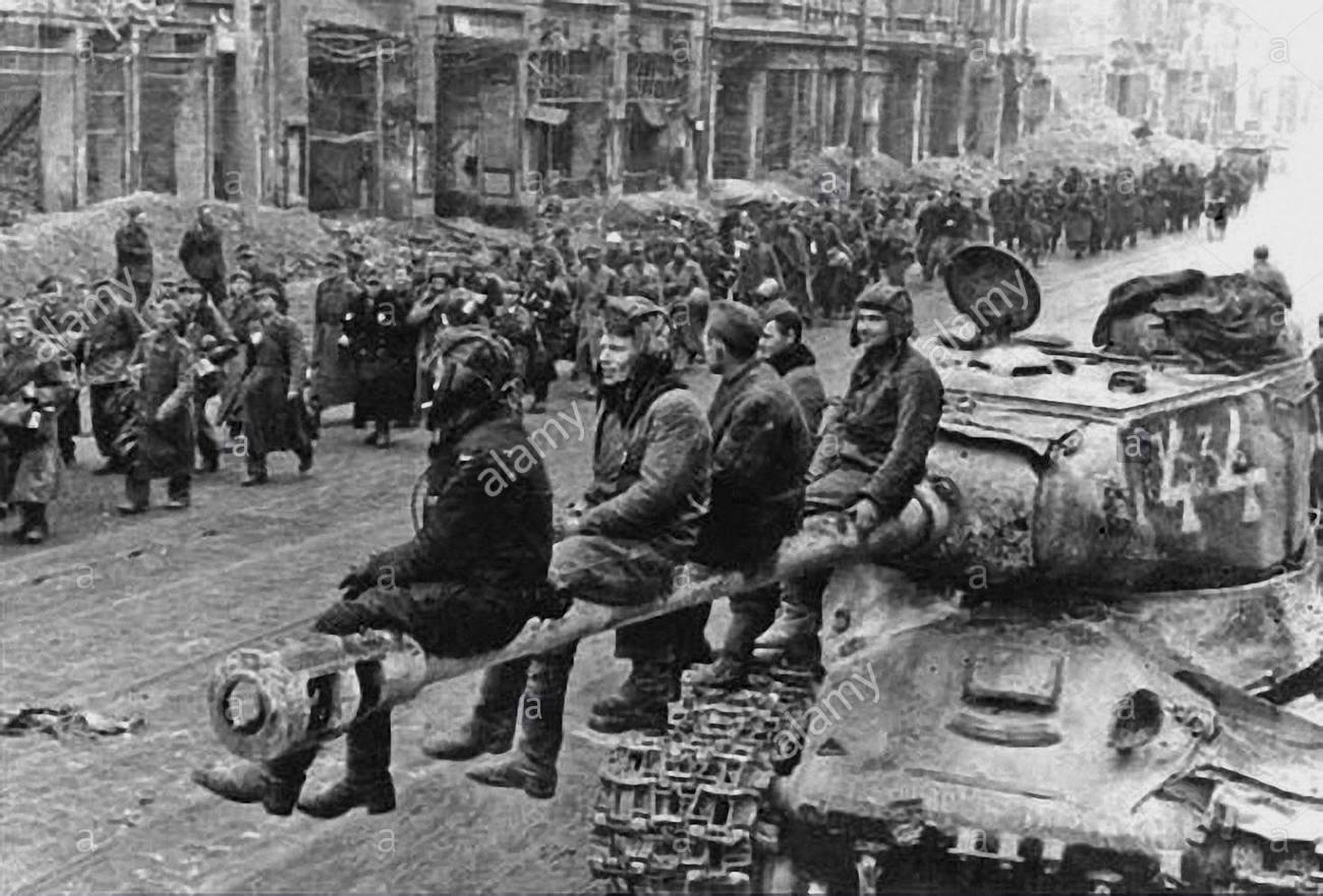 После великой победы. Берлинцы май 1945 Берлин. 2 Мая 1945 капитуляция Берлина. 1945 Берлин военнопленные.