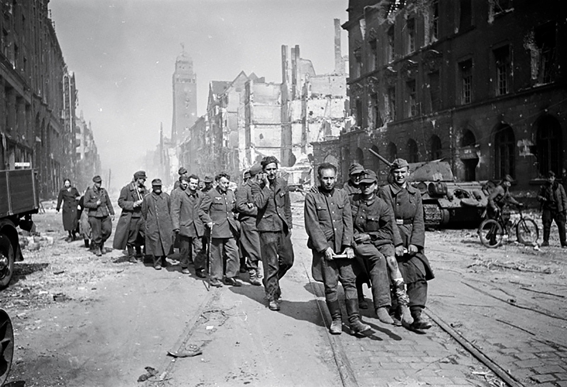 16 мая 1945 года. Немецкие военнопленные в Германии 1945. Захваченный Берлин 1945.