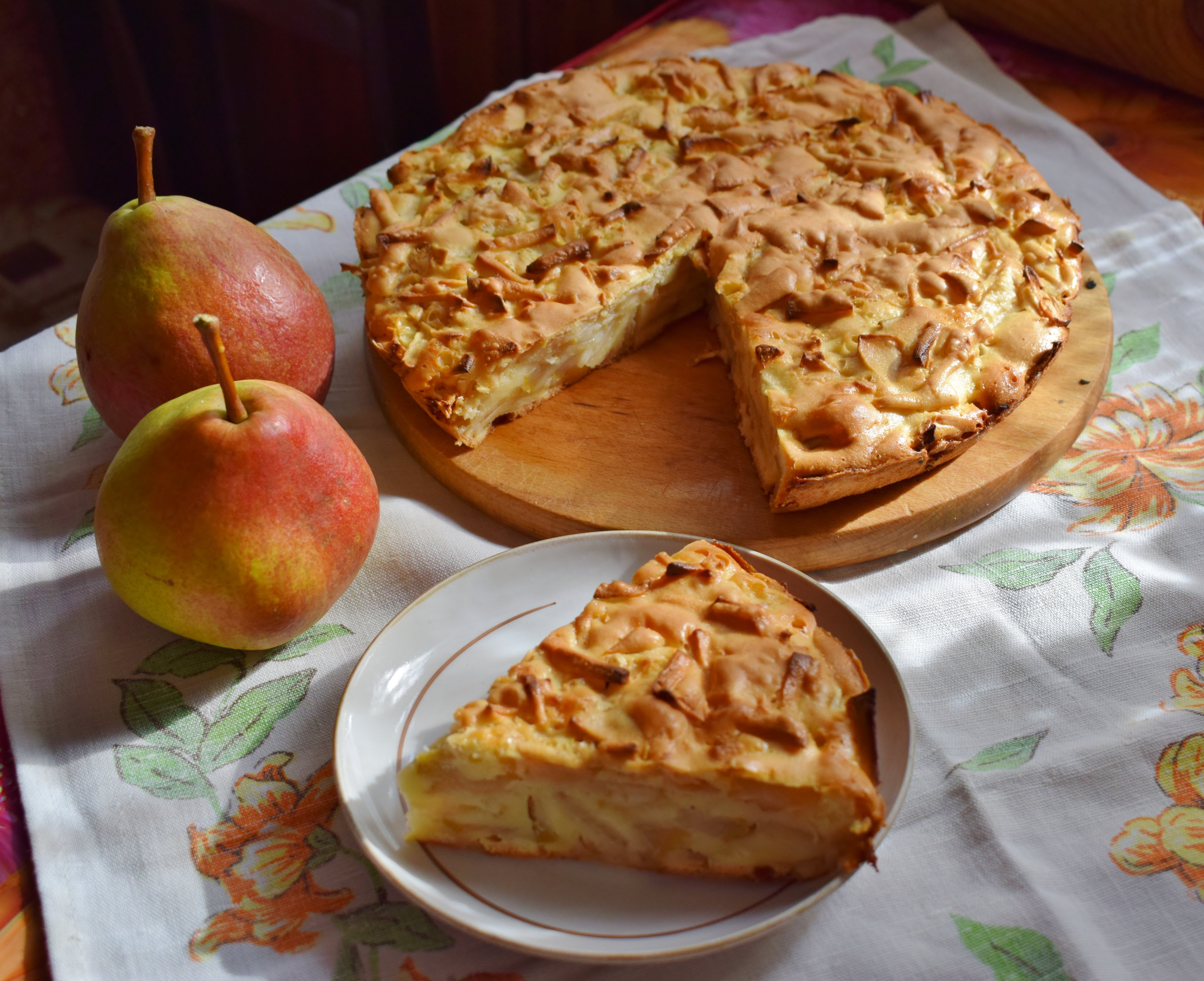 Тонкий пирог с яблоками грушей