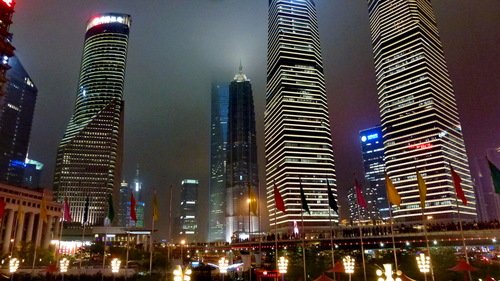 Шанхай. Площадь Луцзяцзуй, вид снизу.