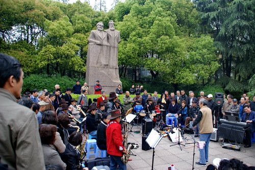 Китайцы в парке: слушают классическую музыку