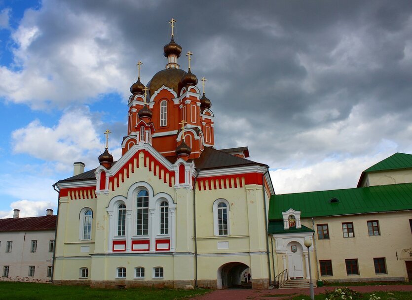 Крестовоздвиженский храм. Крестовоздвиженский храм Челны. Крестовоздвиженский храм посёлка Крёкшино. Крестовоздвиженская Церковь Тихвин. Крестовоздвиженская Церковь Чебоксары.