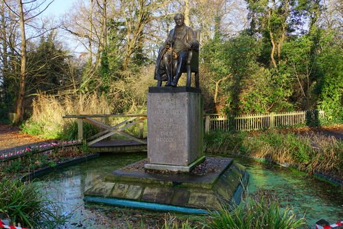 Памятник лорду Холланду, основателю Холланд парка