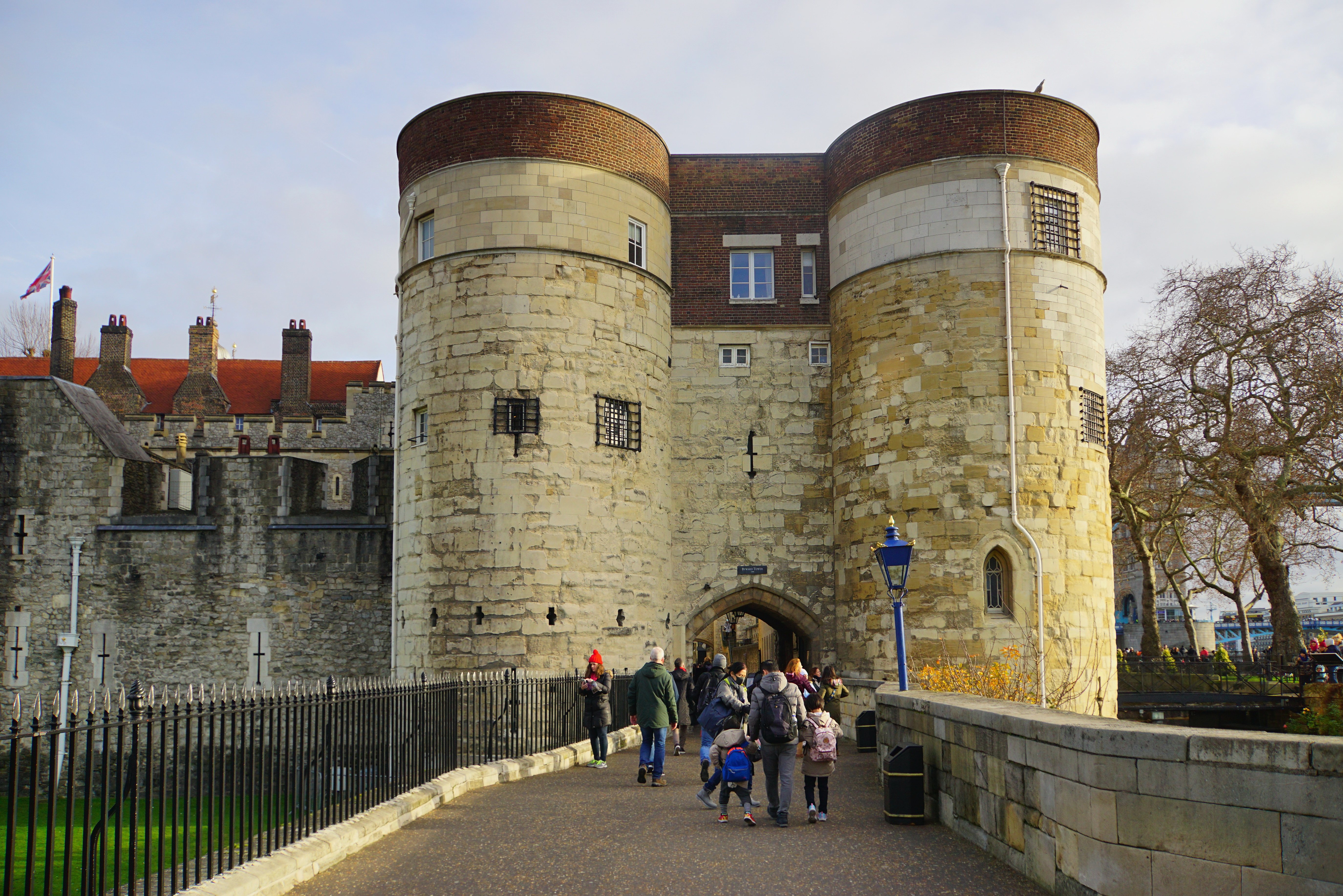 Tower house london. Северина Тауэра. Школа «Тауэр-Хаус». Вход в Тауэр. Тауэр Белгород.