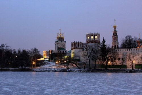 Новодевичий монастырь вечером