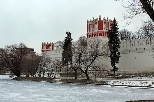 стена и башни Новодевичьева монастыря