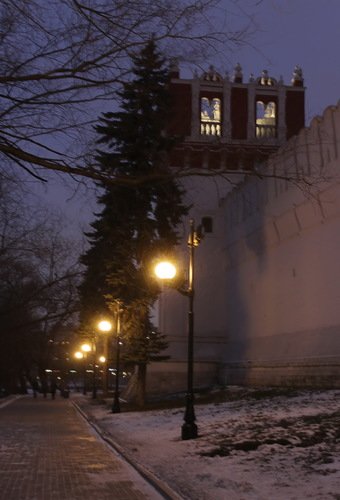 вечер , стена Новодевичьего монастыря