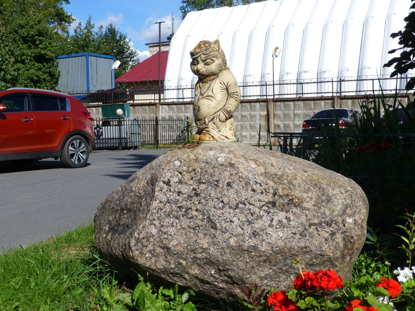 Камень петербург. Кот на Камне Канонерский остров. СПБ Канонерский остров памятник коту. Скульптура кот на Камне в Санкт-Петербурге. Кот на Канонерском острове каменный кот.