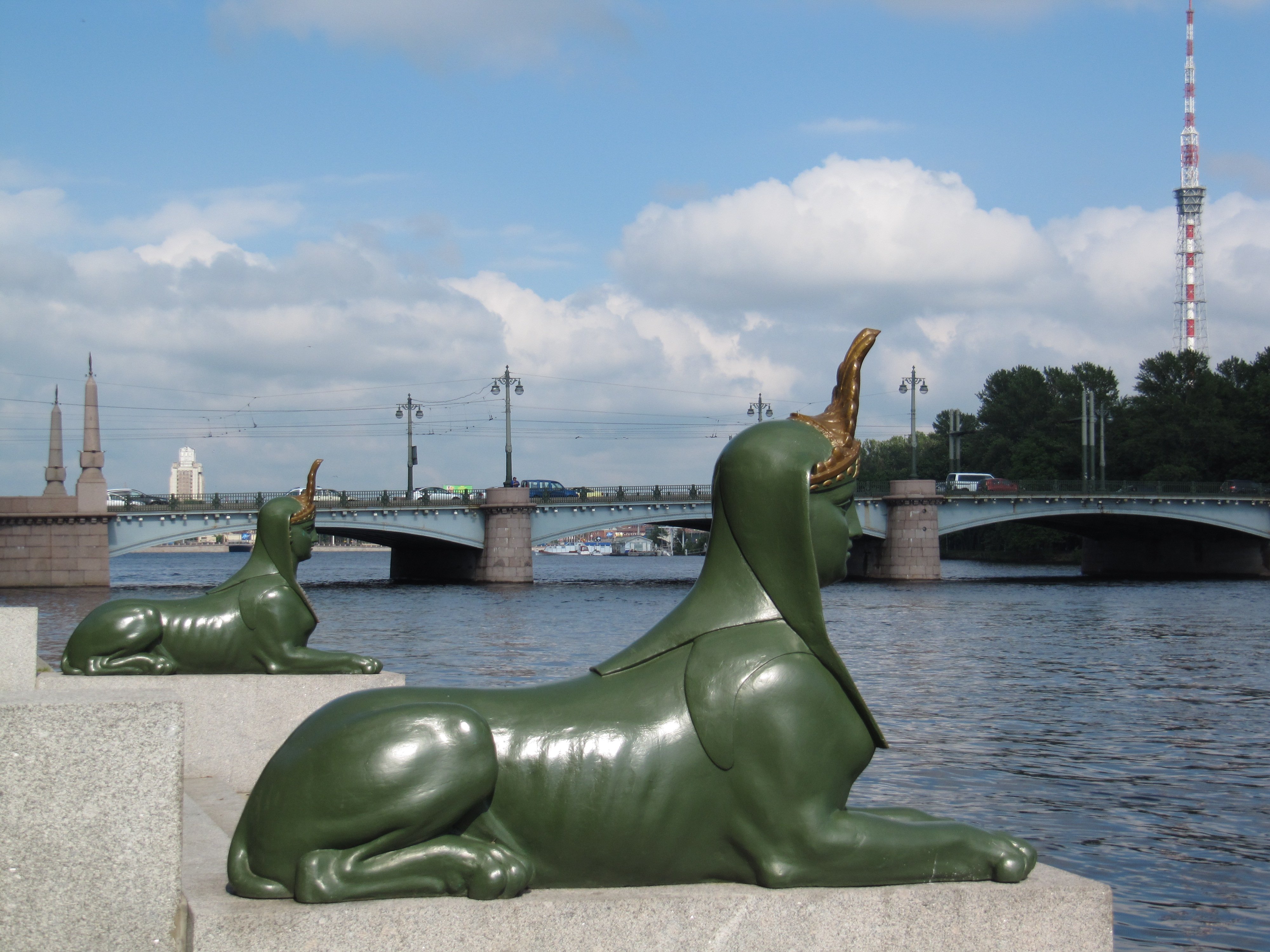 Звери спб. Мост со сфинксами в Питере. Сфинкс лягушка в Санкт Петербурге. Скульптуры животных в Санкт-Петербурге. Животные в скульптуре Санкт-Петербурга.