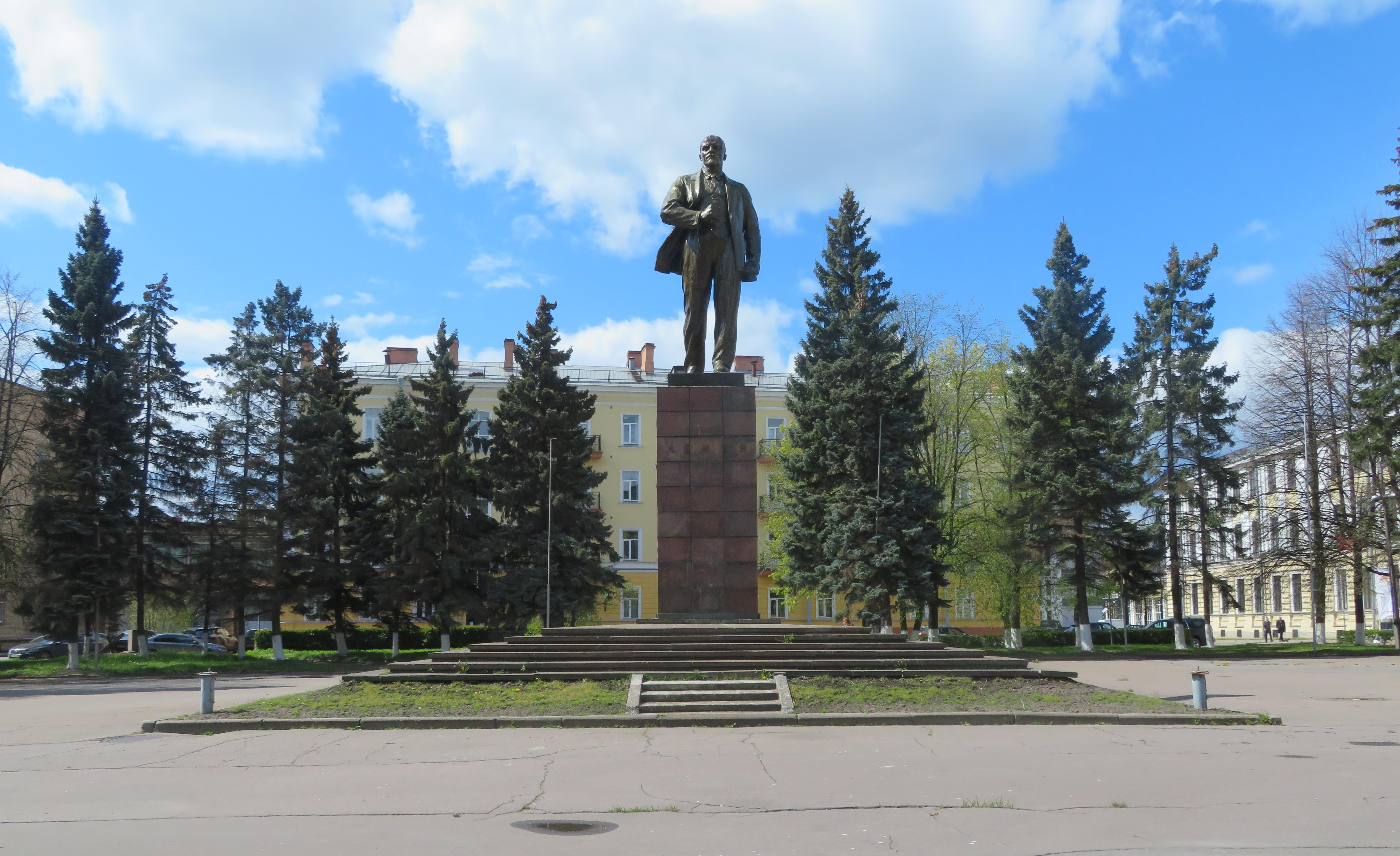 Памятник Ленину на Кировском заводе