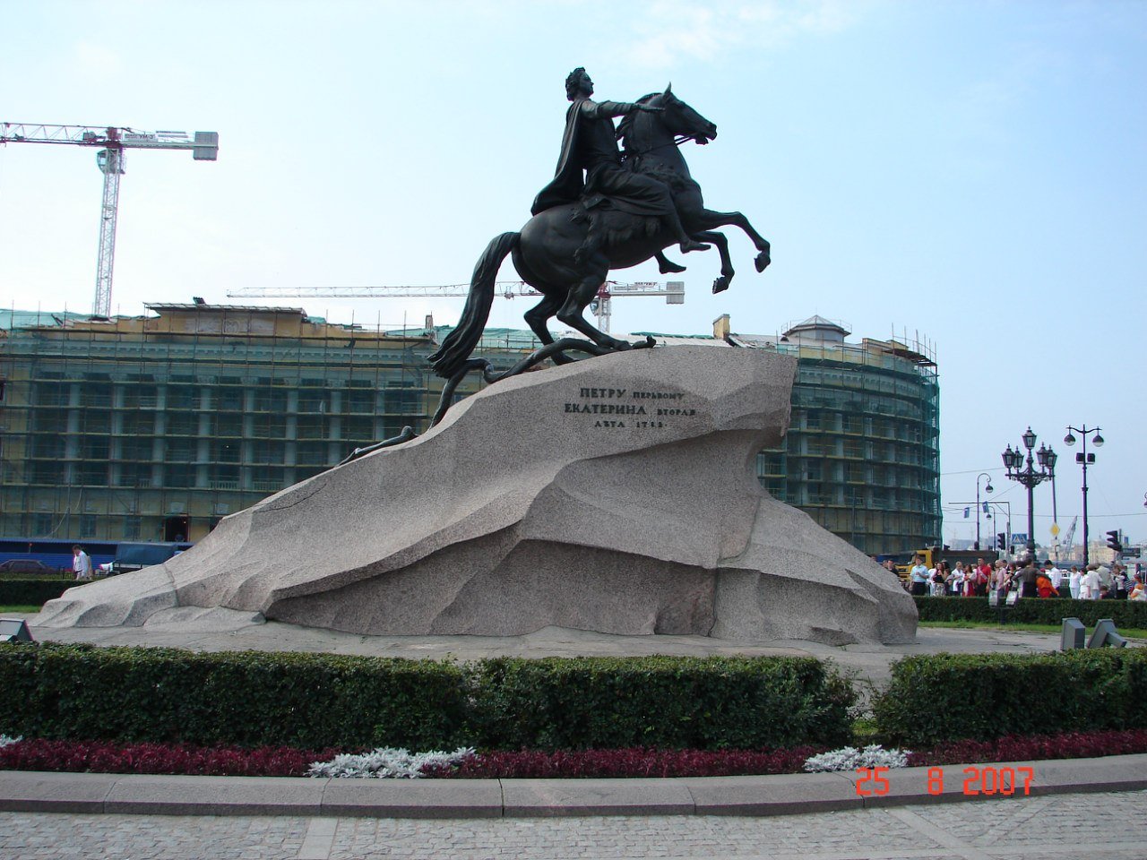 Страшный памятник петру 1. Памятник Петру 1 в Пскове. Памятники Петру 1 за рубежом фото.