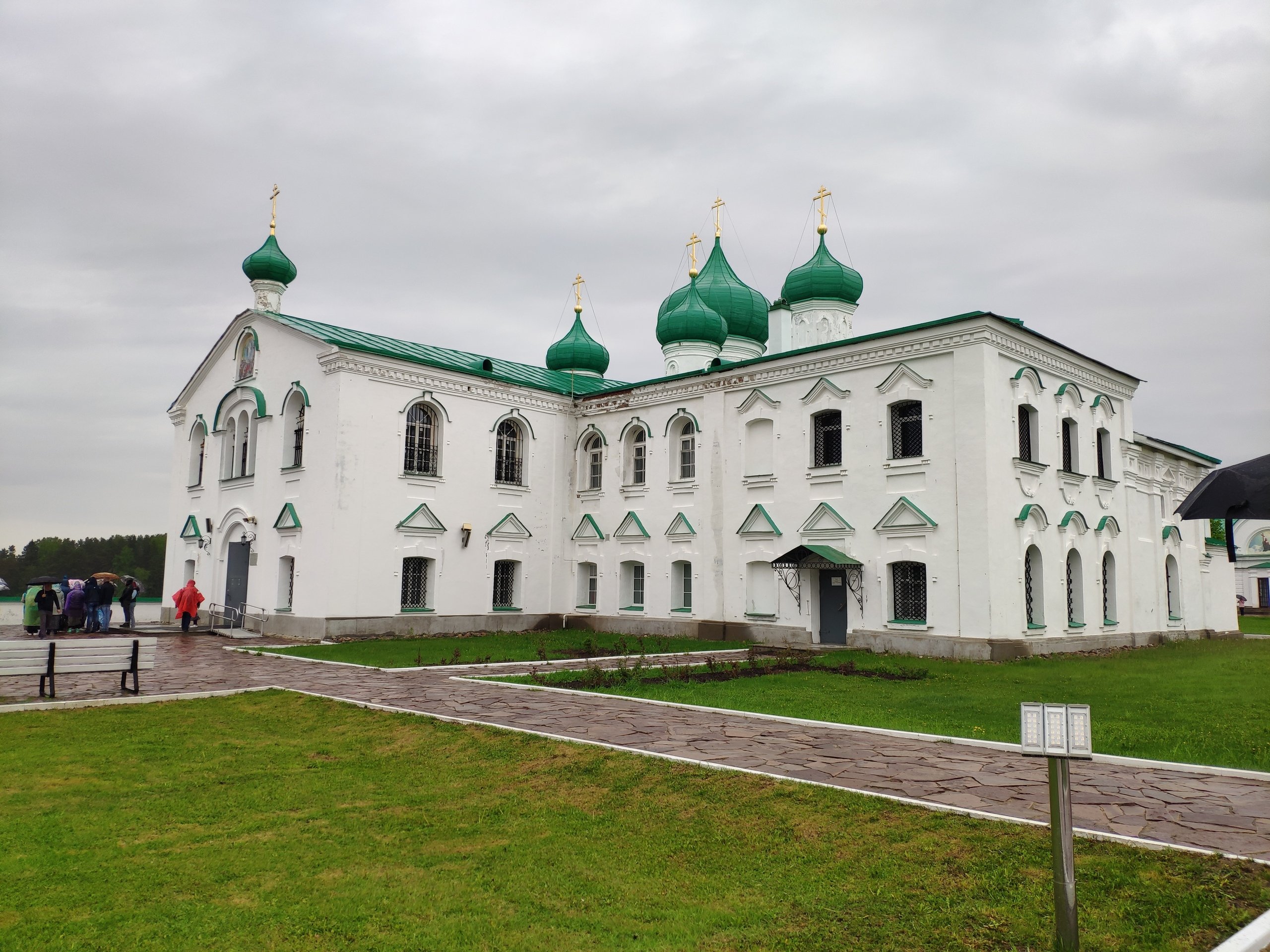 Подворье свирского расписание. Свирский монастырь Пантелеимона храм.