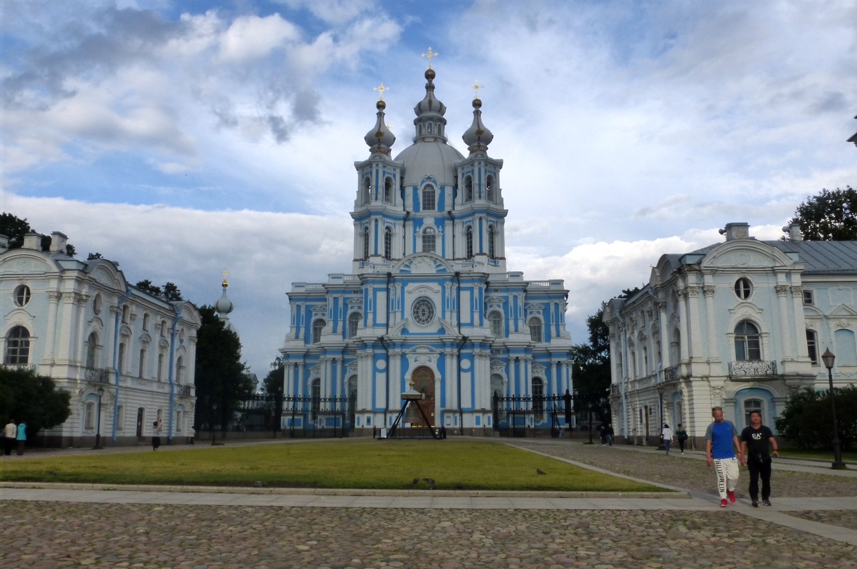 Парк собора. Смольный собор Архитектор. Фото Смольный собор собор чб. Смольный собор Свадебные фото.