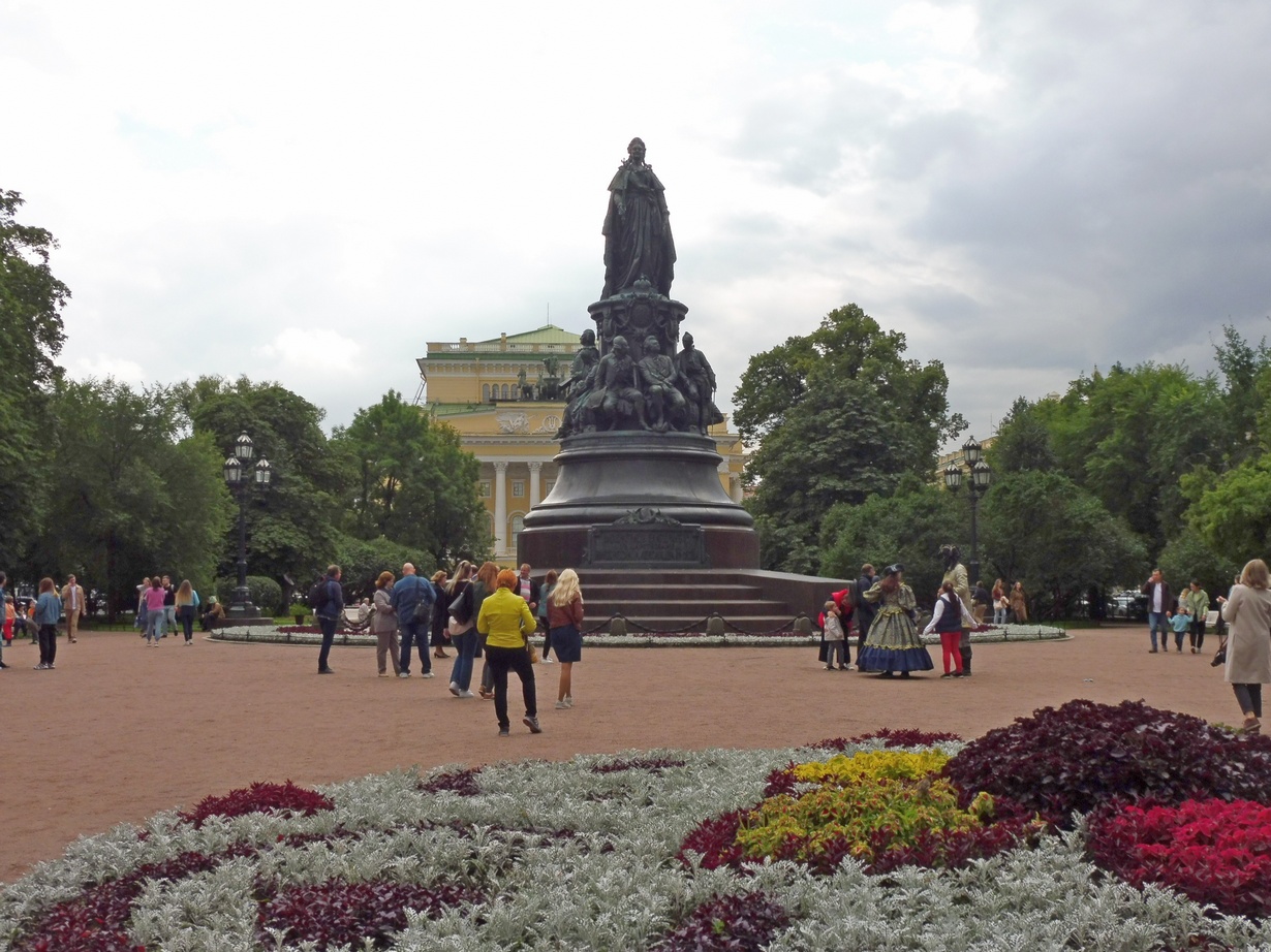 Памятник екатерине в москве. Памятник Екатерине 2 на площади Островского. Памятник Екатерине Великой в Подольске. Памятник Екатерине 2 в Одессе. Памятник Екатерине II Луга.