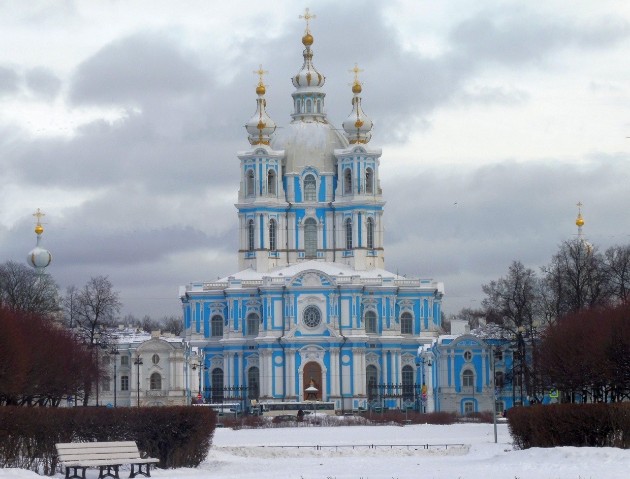 Смольный монастырь в Санкт Петербурге купола