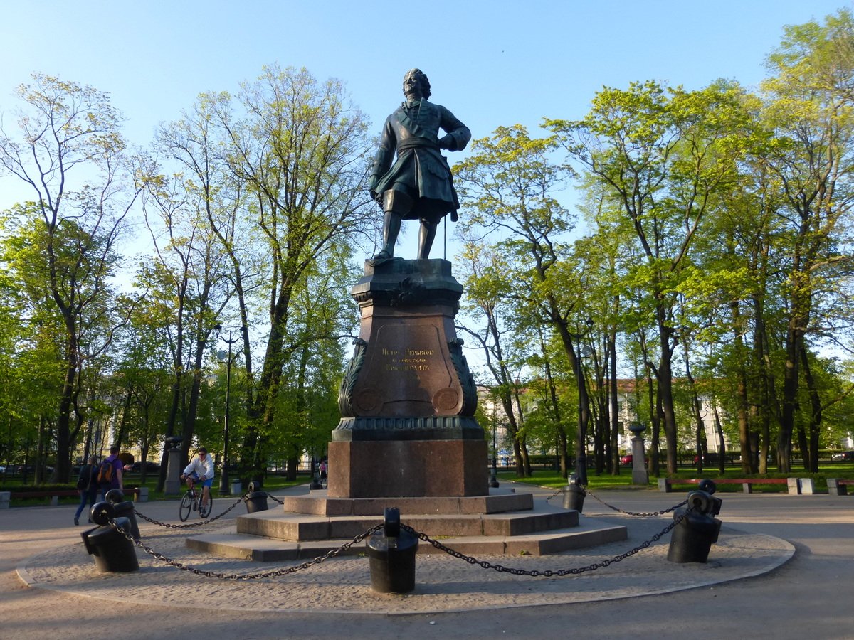 В каких городах памятники петру. Памятник Петру 1 в Кронштадте. Кронштадт памятник Петру 1 Кронштадт. Кронштадт памятник Петру 1 в Петровском парке.