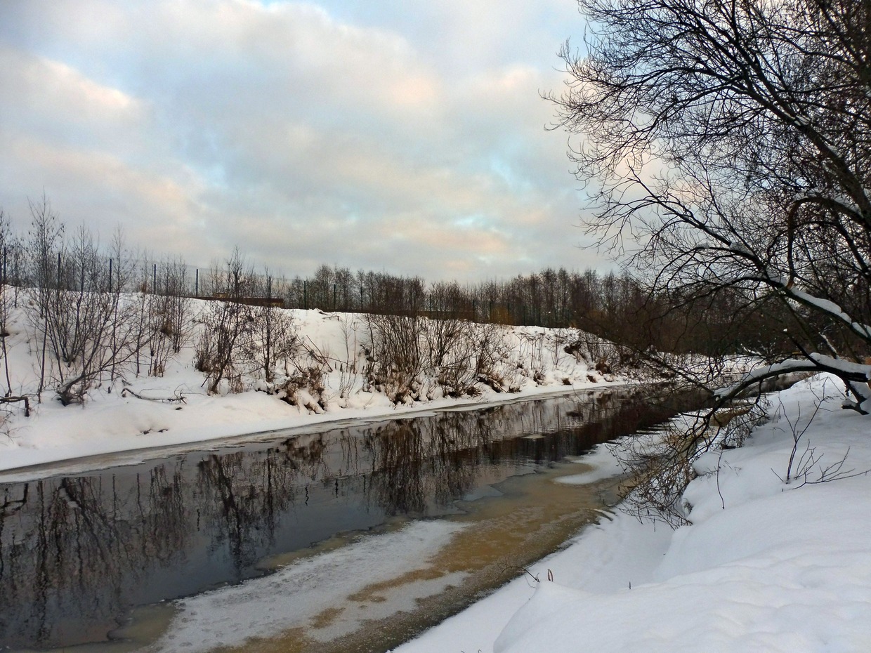 Река пояснение. Река Охта Санкт-Петербург. Река Охта Вартемяги. Река Охта зима. Река Охта в Мурино.