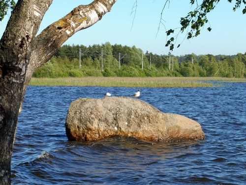 Камень и озеро